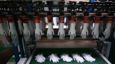 Eldiven fabrikası üretim atölyesi ve dönen makineler