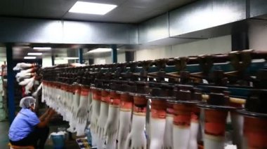 Eldiven fabrikası üretim atölyesi ve dönen makineler