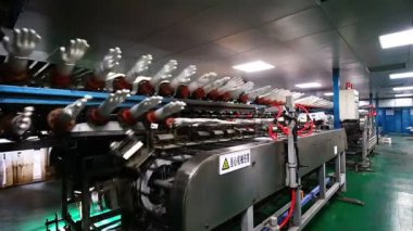 Eldiven fabrikası üretim atölyesi ve dönen makineler