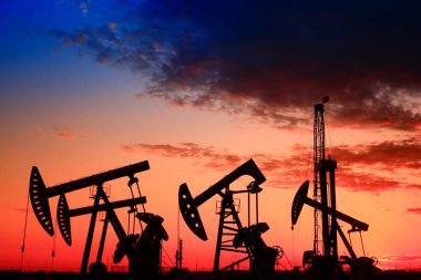 Petrol pompası, endüstriyel ekipman, petrol çıkarma.