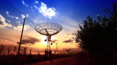 Bir radyo teleskop gözlemevi, zamanın geçişi.,