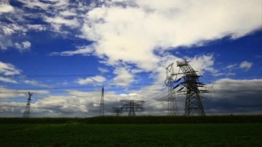 Gün batımında elektrik kulesi, zamanın geçişi.