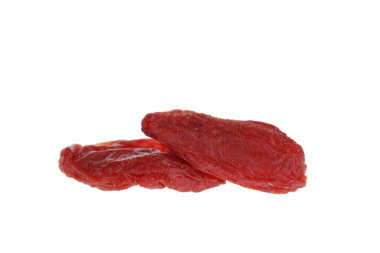 Kuru kurt üzümü arka planda izole edilmiş.