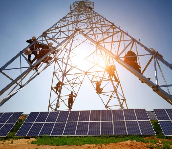 Arbetare Vid Solpanelerna Och Underhåll Eltorn Energibesparing — Stockfoto