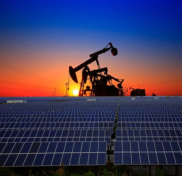 Bomba Óleo Com Painéis Solares Proteção Ambiental Economia Energia — Fotografia de Stock