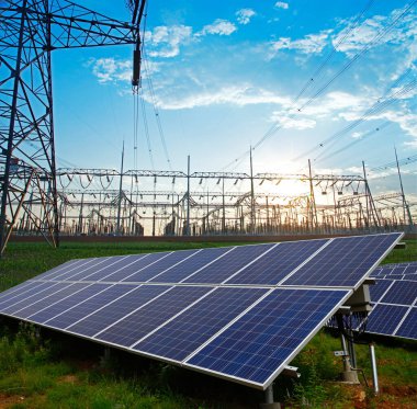 Güneş panelleri ve pilonlar, yeşil çevre koruması