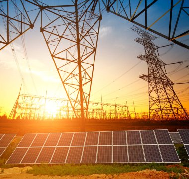 Güneş panelleri ve elektrik kulesi, yeşil enerji