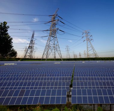 Güneş panelleri ve elektrik kulesi, yeşil enerji