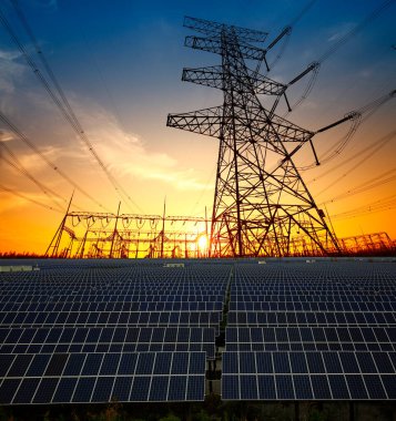 Güneş panelleri ve elektrik kulesi, yeşil enerji