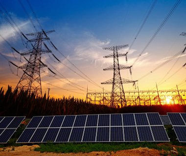 Güneş panelleri ve elektrik kulesi, yeşil enerji