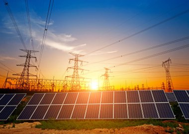 Güneş panelleri ve elektrik kulesi, yeşil enerji