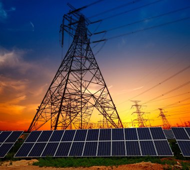 Güneş panelleri ve elektrik kulesi, yeşil enerji