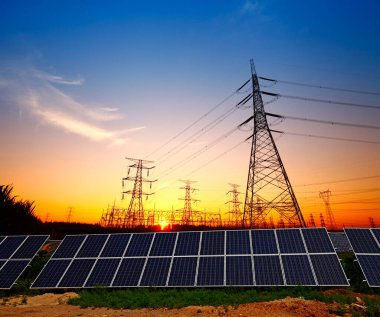 Güneş panelleri ve elektrik kulesi, yeşil enerji