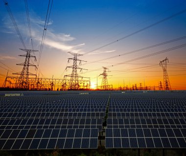 Güneş panelleri ve elektrik kulesi, yeşil enerji