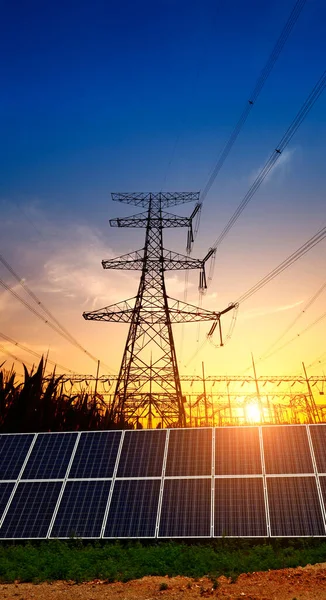 Güneş panelleri ve elektrik kulesi, yeşil enerji