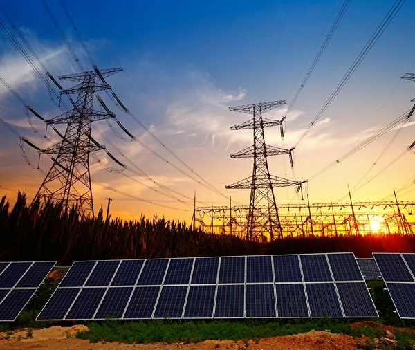 Güneş panelleri ve elektrik kulesi, yeşil enerji