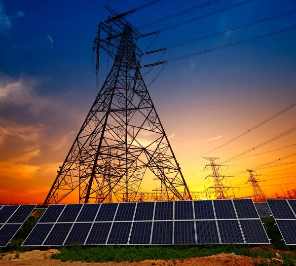 Güneş Panelleri Elektrik Kulesi Yeşil Enerji — Stok fotoğraf