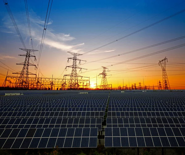 Güneş panelleri ve elektrik kulesi, yeşil enerji