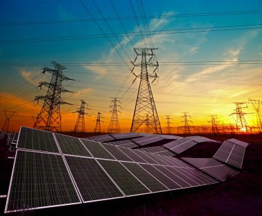 Güneş panelleri ve elektrik kulesi, yeşil enerji