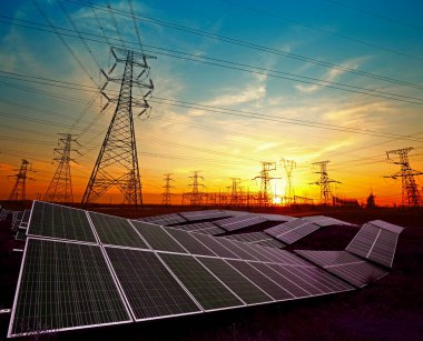 Güneş panelleri ve elektrik kulesi, yeşil enerji