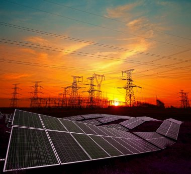 Güneş panelleri ve elektrik kulesi, yeşil enerji