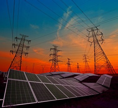 Güneş panelleri ve elektrik kulesi, yeşil enerji