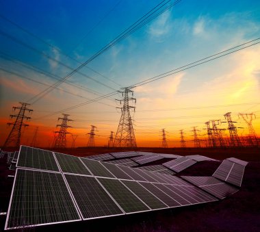 Güneş panelleri ve elektrik kulesi, yeşil enerji