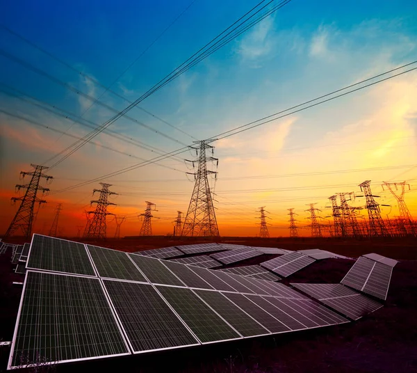 Güneş Panelleri Elektrik Kulesi Yeşil Enerji — Stok fotoğraf