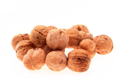 Beyaz arka planda cevizler