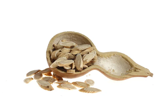 Çin bitkisel ilaç astragalus membranaceus beyaz arka planda, yakın plan resimleri