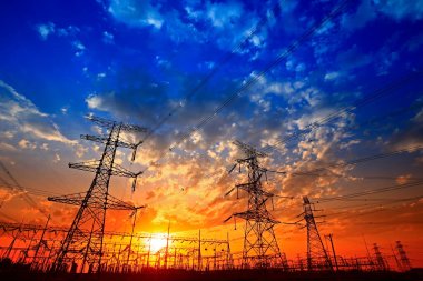 Elektrik kulesi, gün batımında siluet.