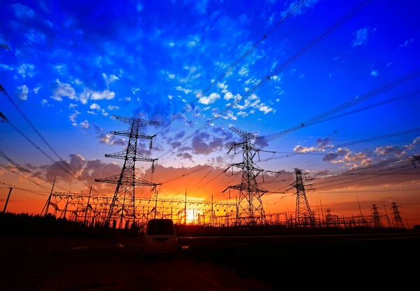 電気塔夕暮れ時のシルエット — ストック写真