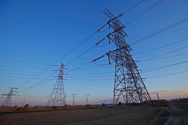 Yüksek voltajlı elektrik kulesi hattı 