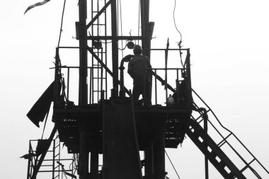 Petrol sondajı araştırması, petrol işçileri