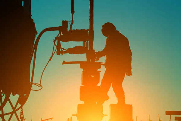 石油勘探 石油工人在工作 — 图库照片