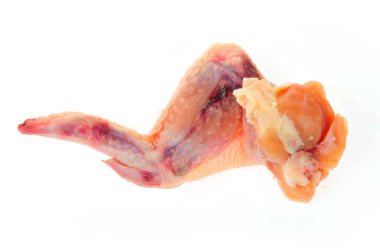 Beyaz arka planda çiğ tavuk kanadı.