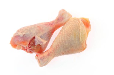 Beyaz arka planda çiğ tavuk bacağı.