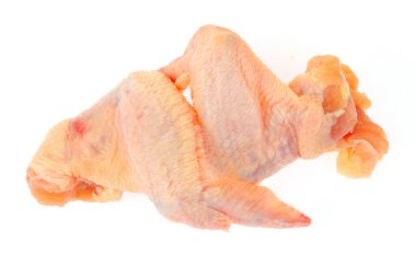 Beyaz arka planda çiğ tavuk kanadı.