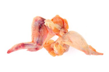 Beyaz arka planda çiğ tavuk kanadı.