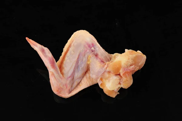 Siyah Arka Planda Tavuk Kanatları — Stok fotoğraf
