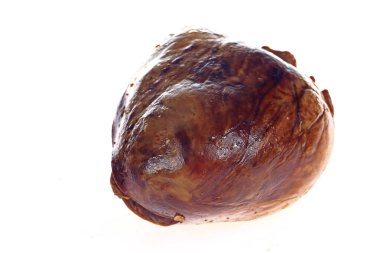 Beyaz arka planda pişmiş domuz kalbi, çok özgür.