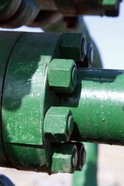 Cıvata ve somun, beyaz arka planda izole edilmiş.