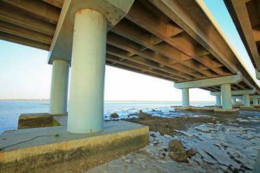Yüksek beton köprü yapısı