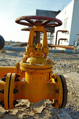 Petrol sondaj boruları, vanalar, endüstriyel ekipmanlar.