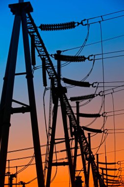 Gün batımında elektrik enerjisi akımı 