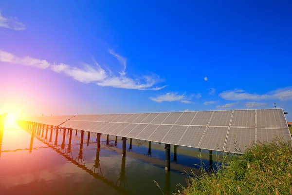Sonnenkollektoren Industrielle Energiesparausrüstung — Stockfoto
