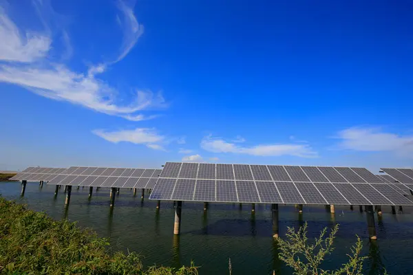 Sonnenkollektoren Industrielle Energiesparausrüstung — Stockfoto