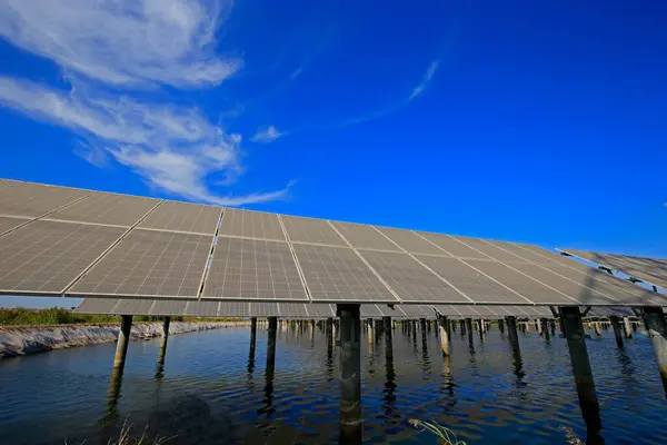 Güneş Panelleri Endüstriyel Enerji Tasarruf Ekipmanları — Stok fotoğraf