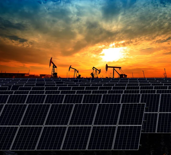 Conceito Energia Energia Limpa Bomba Óleo Com Painéis Solares Pôr — Fotografia de Stock