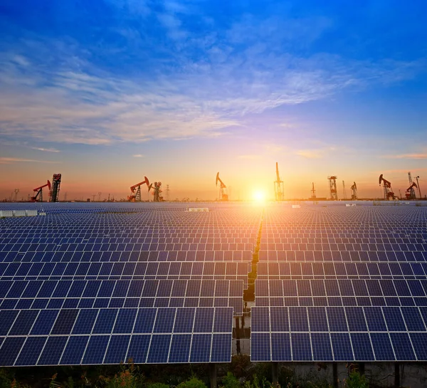 Sauberes Energiekonzept Ölpumpe Mit Sonnenkollektoren Und Sonnenuntergang — Stockfoto